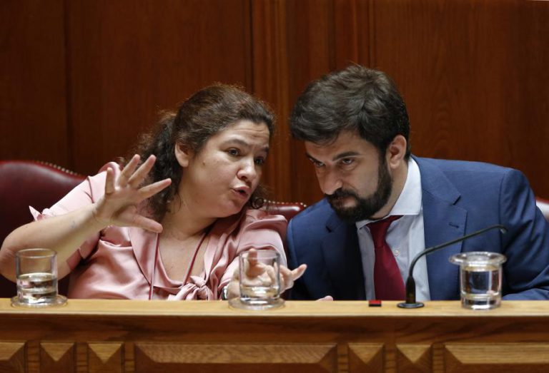 MINISTÉRIO LEMBRA QUE “TEM NEGOCIADO” COM PROFESSORES E DESVALORIZA APELO DO BE