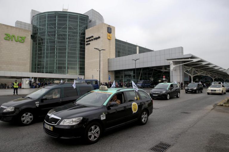 TAXISTAS PARADOS NO AEROPORTO DE LISBOA EM SOLIDARIEDADE COM COLEGAS ESPANHÓIS