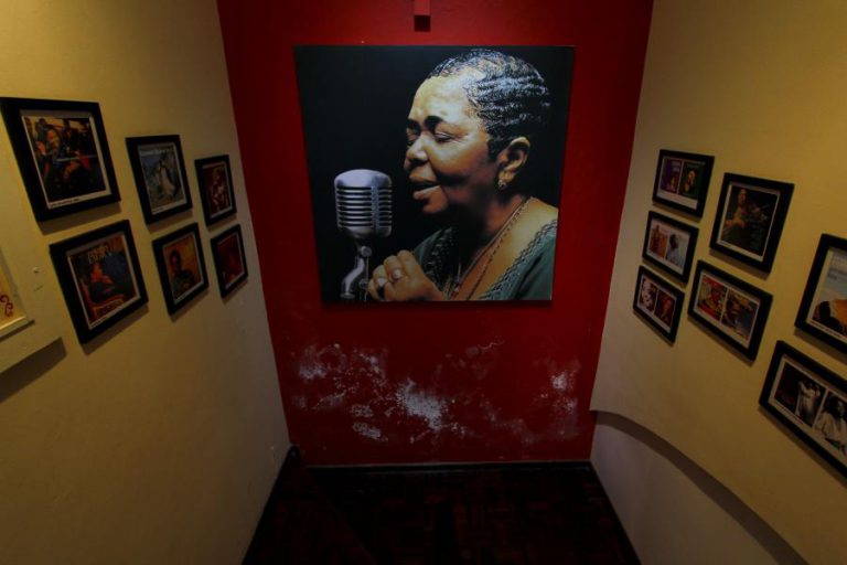 CESÁRIA ÉVORA HOMENAGEADA NO FESTIVAL O SOL DA CAPARICA EM AGOSTO EM ALMADA