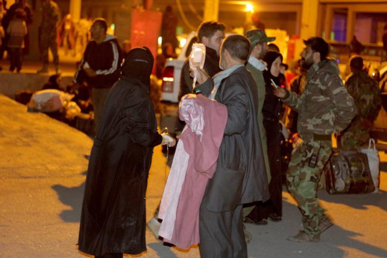 SÍRIA: CIVIS E COMBATENTES PRÓ-REGIME ESTÃO A SER RETIRADOS DE CIDADES CERCADAS