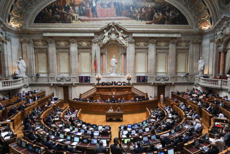 PARLAMENTO E GOVERNO AVALIAM “COPO MEIO-CHEIO” OU “MEIO-VAZIO”