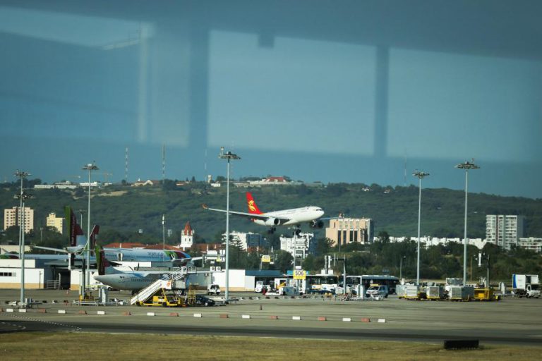 AEROPORTO DE LISBOA PODERÁ TER 48 MOVIMENTOS POR HORA, MAIS 10 QUE HOJE, EM 2020 – GOVERNO (C/ÁUDIO E VÍDEO)