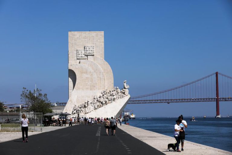 RESTAURO DAS ESCULTURAS DO PADRÃO DOS DESCOBRIMENTOS DÁ ORIGEM A EXPOSIÇÃO