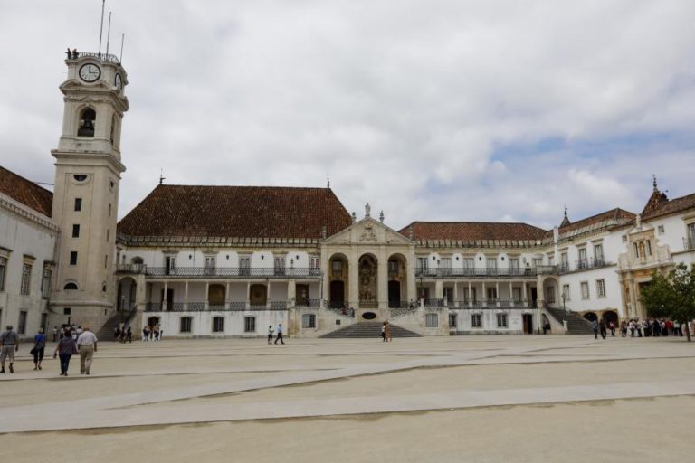 UNIVERSIDADE DE COIMBRA DISPONÍVEL PARA GERIR IPARQUE