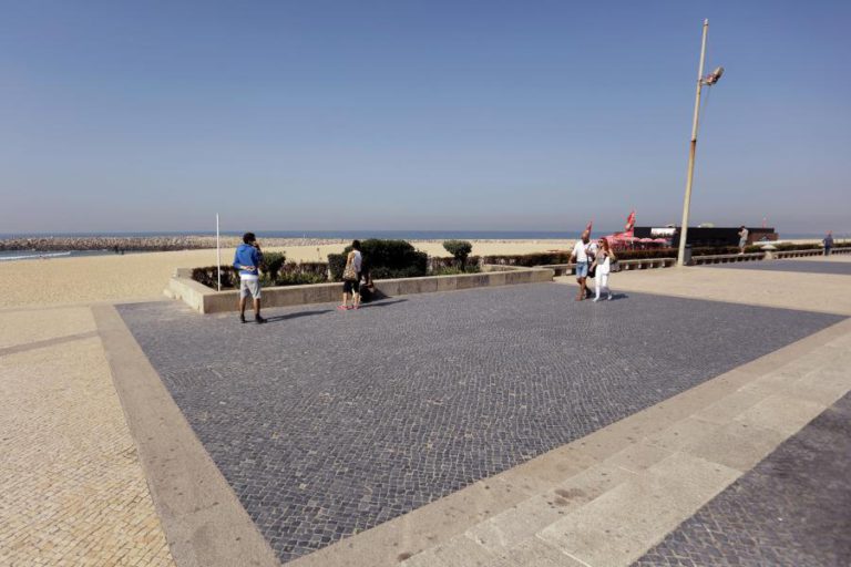 UMA PESSOA MORRE AFOGADA E QUATRO SÃO SALVAS EM PRAIA DE ESPINHO