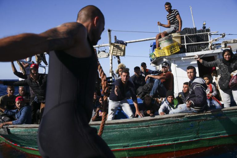 MAIS DE 400 MIGRANTES TRANSFERIDOS PARA NAVIOS MILITARES APÓS CHEGAREM A LAMPEDUSA
