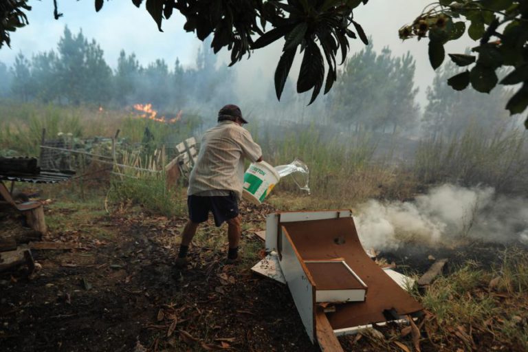 FOGO EM TRAJOUCE, CASCAIS, EM FASE DE RESCALDO