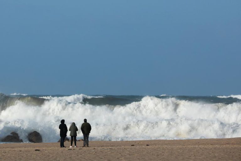 QUINZE PESCADORES RESGATADOS AO LARGO DE AVEIRO PORQUE EMBARCAÇÃO AFUNDOU