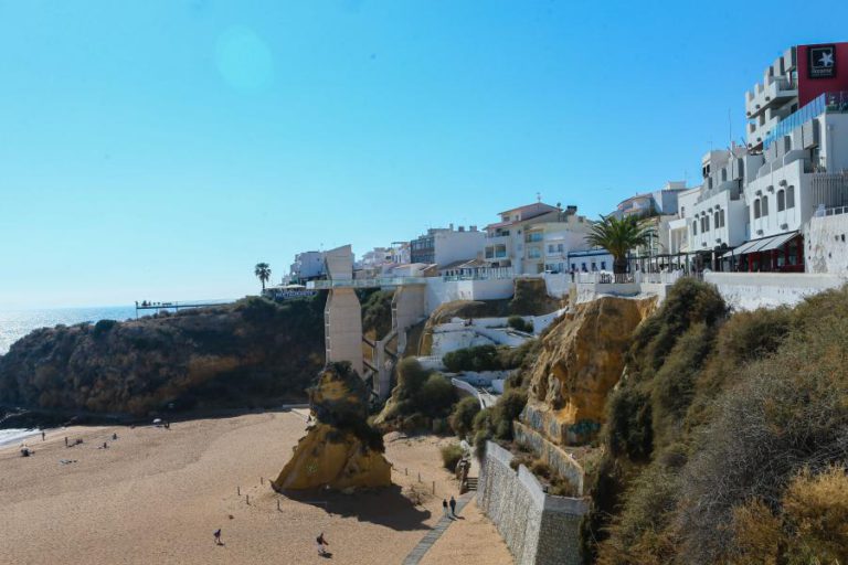 CINCO DETIDOS E CINCO MILITARES DA GNR FERIDOS EM DESACATOS NUM BAR DE ALBUFEIRA
