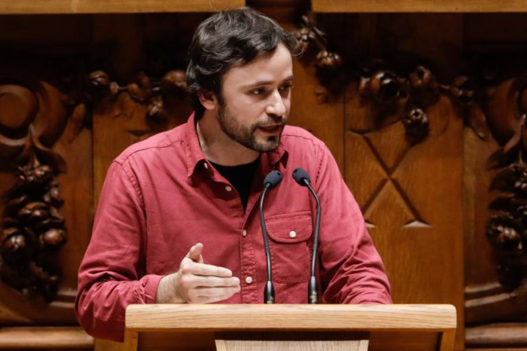 BE QUESTIONA GOVERNO SOBRE SUSPENSÃO DE COIMAS DE CONTRIBUINTES QUE NÃO ADERIRAM À VIA CTT