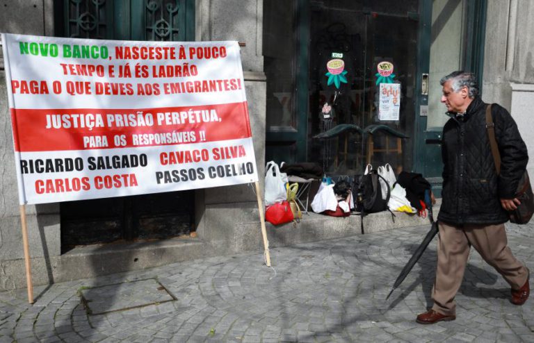 BES: LESADOS EM PROTESTO NA CONFERÊNCIA DE BARACK OBAMA NO PORTO