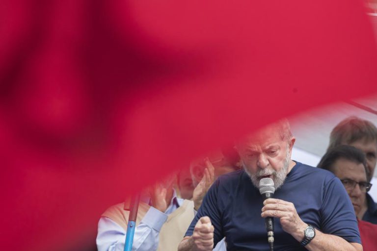 JUIZ FEDERAL VOLTA A DETERMINAR LIBERTAÇÃO DE LULA DA SILVA