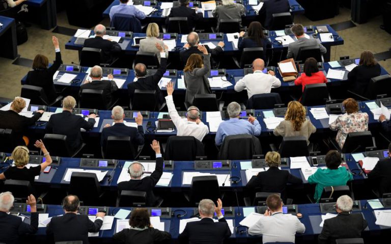 PARLAMENTO EUROPEU ADIA DECISÃO SOBRE DIREITOS DE AUTOR PARA SETEMBRO