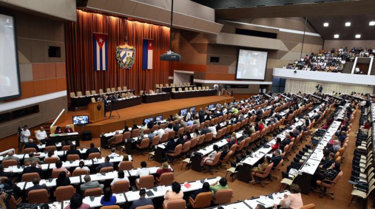 PARLAMENTO CUBANO INICIA DEBATE SOBRE NOVA CONSTITUIÇÃO QUE ELIMINA O “COMUNISMO”
