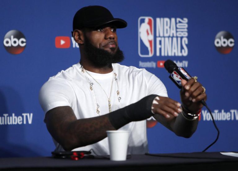 LEBRON JAMES PROSSEGUE CARREIRA NA NBA NOS LAKERS, POR QUATRO ANOS E 132 ME