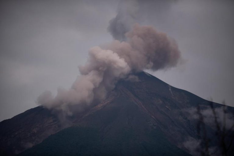 VOLUNTÁRIOS DE RESGATE FALAM EM 2.900 MORTOS NA ERUPÇÃO DE VULCÃO NA GUATEMALA