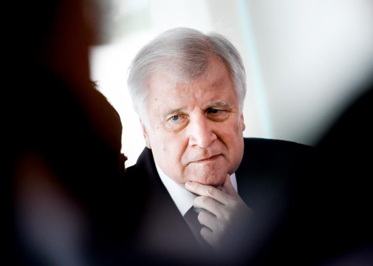 MERKEL E SEEHOFER VOLTAM A REUNIR-SE HOJE APÓS MINISTRO ALEMÃO AMEAÇAR COM DEMISSÃO