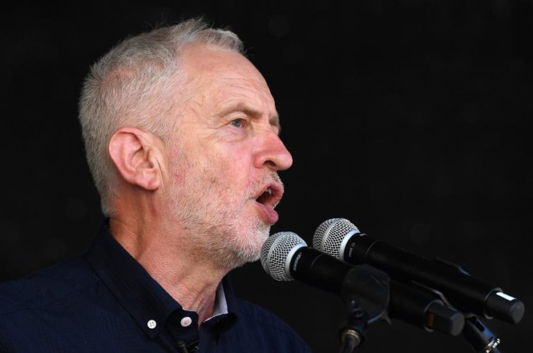 LÍDER TRABALHISTA PEDE DEMISSÃO DE PM THERESA MAY