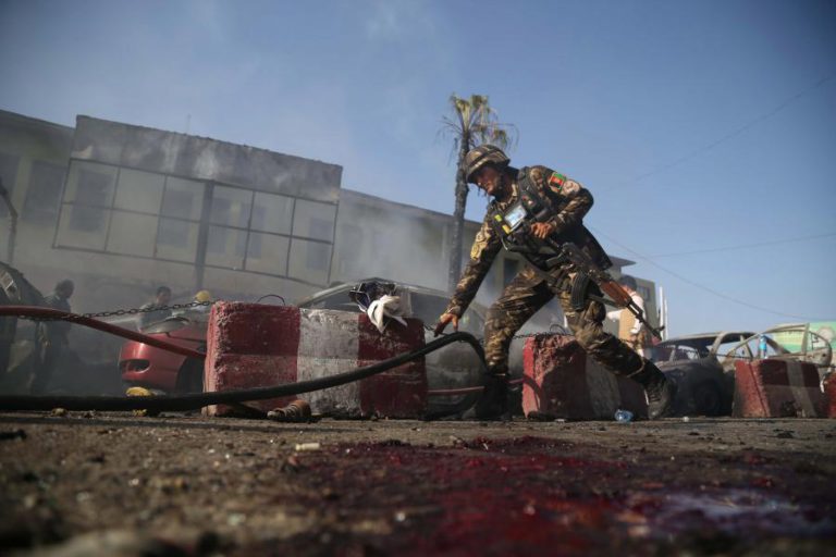BOMBISTA SUICIDA MATA 19 PESSOAS NO AFEGANISTÃO