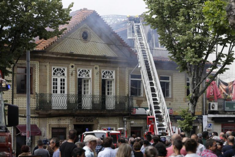 INCÊNDIO NA FEIRA FOI DOMINADO E DEIXOU ESTRAGOS EM TRÊS RESTAURANTES E BARES
