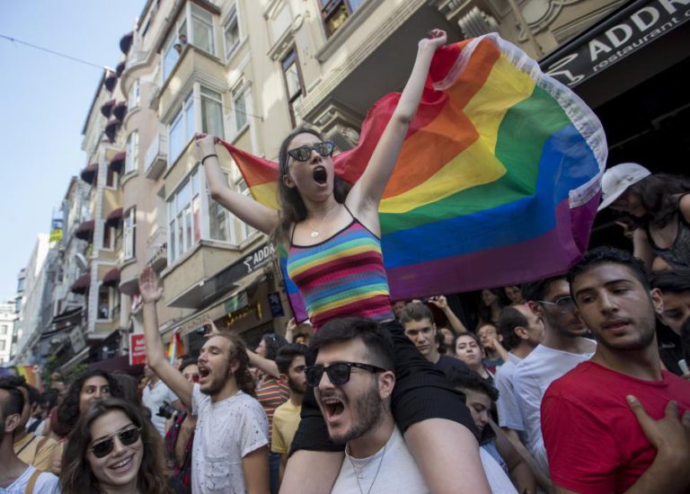 POLÍCIA TURCA IMPEDE TRADICIONAL MARCHA DE ORGULHO LGBT EM ISTAMBUL
