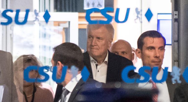 MINISTRO DO INTERIOR ALEMÃO DEMITE-SE EM CONFLITO COM MERKEL — FONTES DA CSU