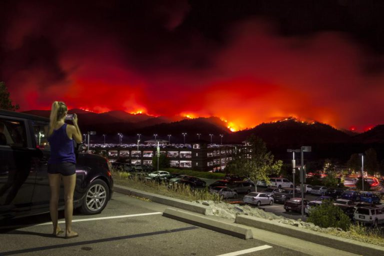 INCÊNDIO NA CALIFÓRNIA JÁ DESTRUIU 18 MIL HECTARES DESDE SÁBADO