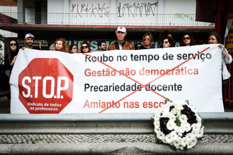 SINDICATO FALA EM CERCA DE 200 ESCOLAS EM GREVE E MILHARES DE ALUNOS SEM NOTAS