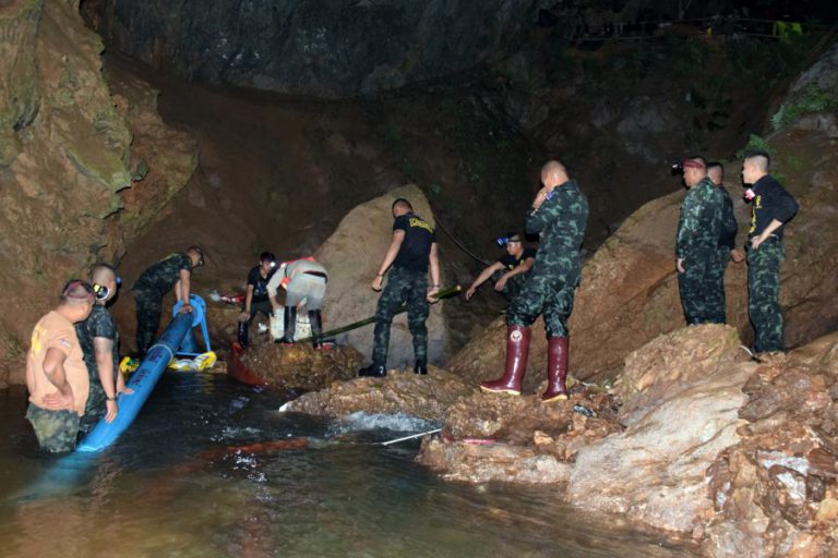 ENCONTRADA COM VIDA EQUIPA DE FUTEBOL DESAPARECIDA EM CAVERNA NA TAILÂNDIA