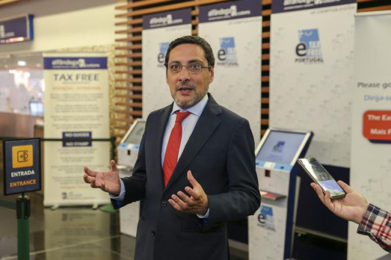 CONTRIBUINTES QUE NÃO ADERIRAM À VIA CTT PODEM PEDIR DISPENSA DE MULTA