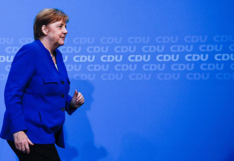 MERKEL CHEGA A ACORDO COM PARCEIROS BÁVAROS SOBRE MIGRAÇÕES E EVITA CRISE NO GOVERNO