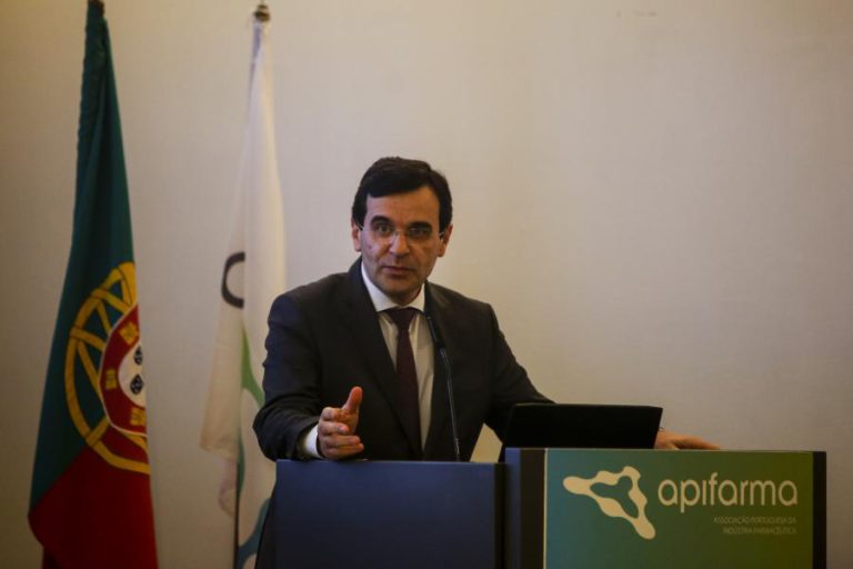PROFISSIONAIS A FAZER 40 HORAS TÊM DE RECEBER TRABALHO SUPLEMENTAR