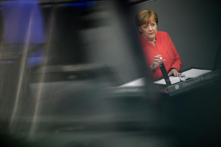 MERKEL GARANTE QUE UE FARÁ TUDO PARA EVITAR GUERRA COMERCIAL COM EUA