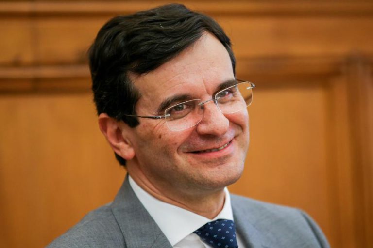 MINISTRO ACUSA DEPUTADO DO PSD DE MENTIR E PEDE PROVA DE INSINUAÇÃO SOBRE RELATÓRIO DO INFARMED