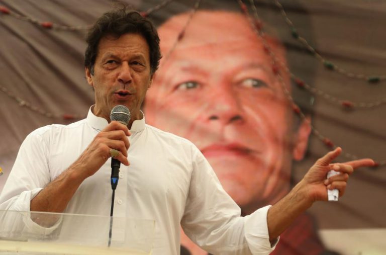 IMRAN KHAN DECLARA VITÓRIA NAS ELEIÇÕES LEGISLATIVAS NO PAQUISTÃO