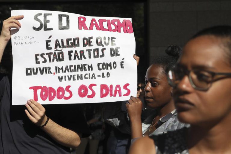 DEZENAS DE PESSOAS CONCENTRARAM-SE FRENTE À STCP PARA DIZER “BASTA” AO RACISMO