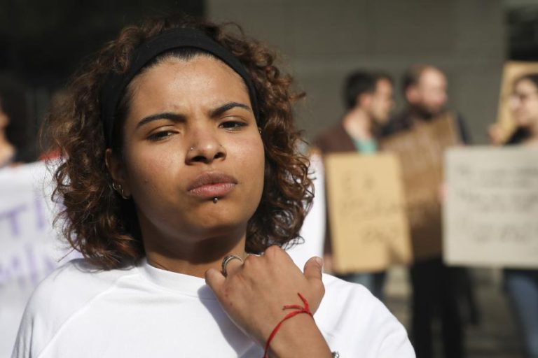 INSPEÇÃO ABRE INQUÉRITO PARA AVALIAR “PRÁTICAS POLICIAIS” NA AGRESSÃO DE COLOMBIANA NO PORTO