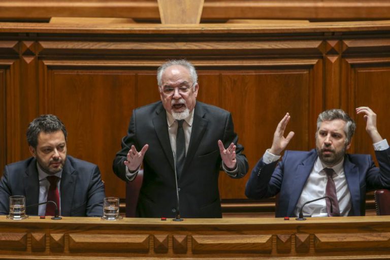 GOVERNO DEFENDE ACORDO LABORAL COMO “PRÁTICA” DA ATUAL MAIORIA, PCP E BE CRITICAM