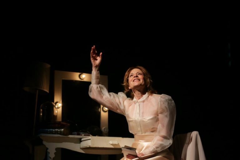 TEATRO DA TRINDADE ACOLHE HOMENAGEM A CARMEN DOLORES NA SALA QUE VAI TER O SEU NOME