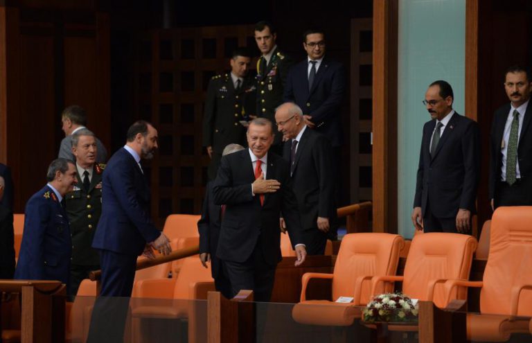 MAIS DE 18 MIL PESSOAS DEMITIDAS NA TURQUIA POR DECRETO-LEI