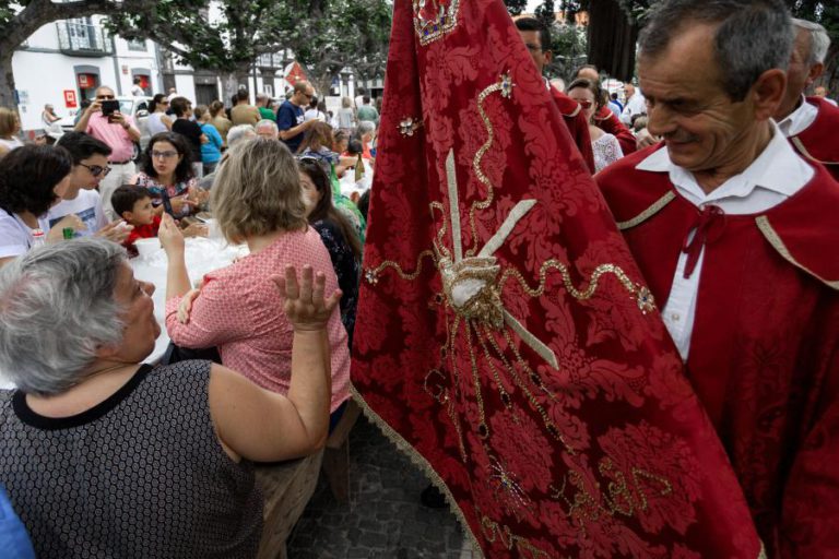 MILHARES NAS FESTAS DO ESPÍRITO SANTO DE PONTA DELGADA PARA PARTILHAREM DA MASSA E DO LEITE
