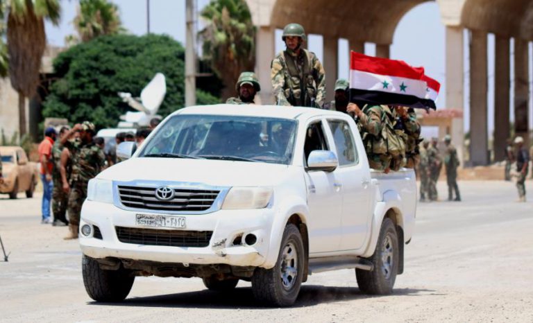 REBELDES E CIVIS RETIRADOS DA CIDADE DE DERAA EM AUTOCARROS