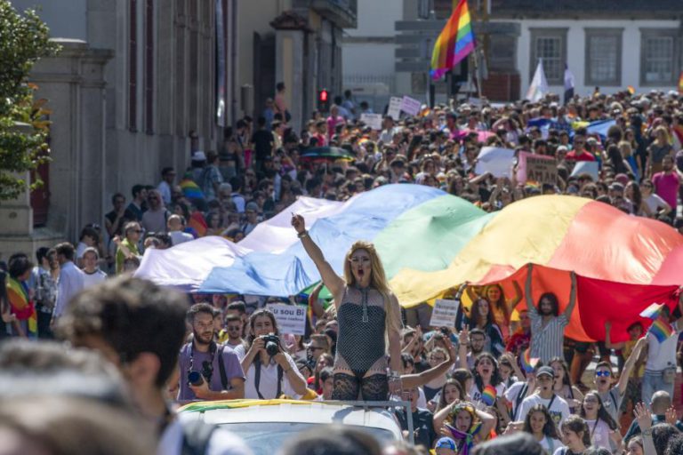 MARCHA PELA AUTODETERMINAÇÃO SEXUAL RECLAMA NO PORTO “LIBERDADE PARA AMAR”