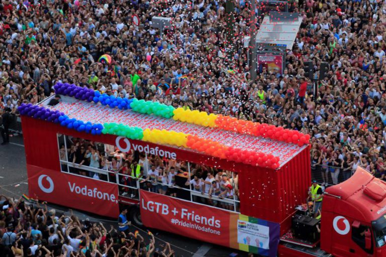 MAIS DE UM MILHÃO DE PESSOAS EM MADRID NA MARCHA DE ORGULHO GAY