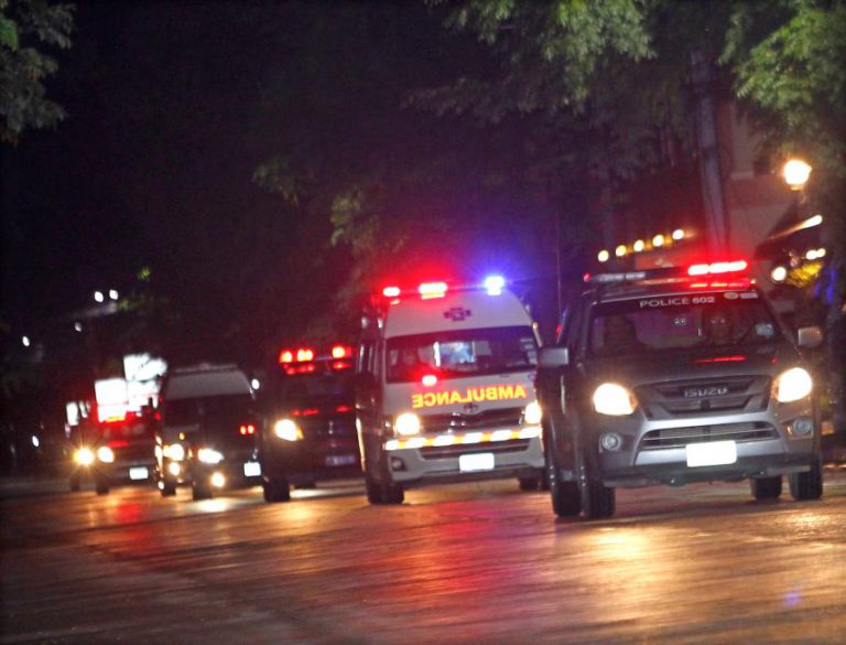 AS QUATRO CRIANÇAS RETIRADAS DA GRUTA NA TAILÂNDIA ESTÃO BEM