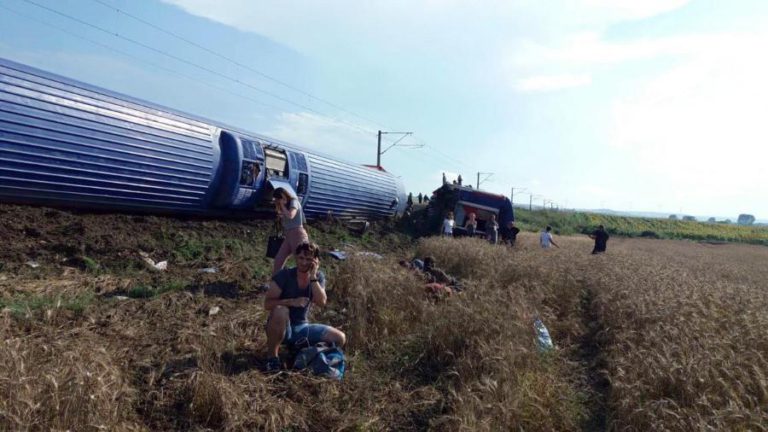 PELO MENOS 10 MORTOS E 73 FERIDOS EM DESCARRILAMENTO DE COMBOIO NA TURQUIA