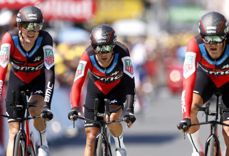 BMC VENCE CONTRARRELÓGIO POR EQUIPAS E VAN AVERMAET VESTE AMARELA NOTOUR