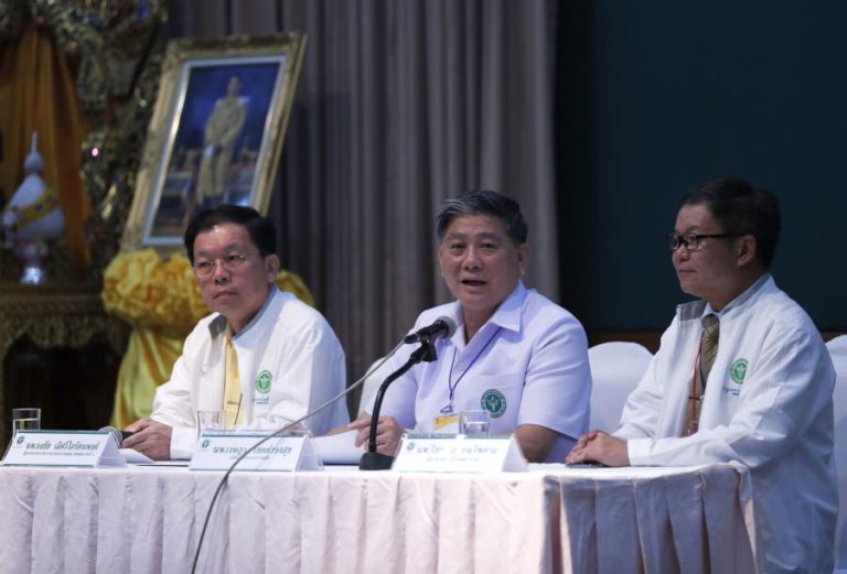 NONO JOVEM RETIRADO DA GRUTA NA TAILÂNDIA