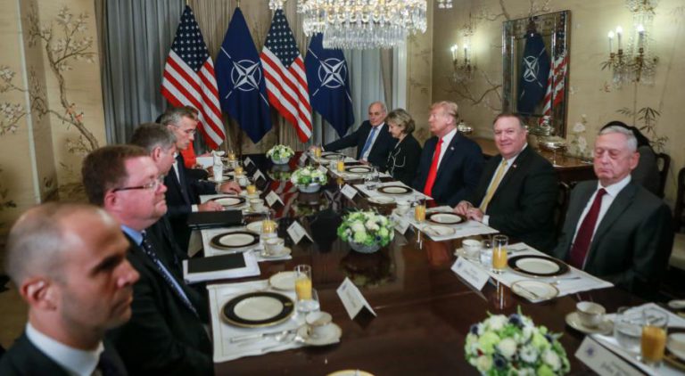 TRUMP REÚNE-SE BILATERALMENTE COM MERKEL E MACRON EM BRUXELAS – OFICIAL