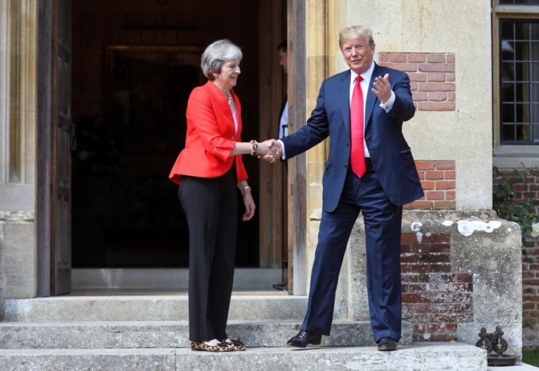 TRUMP GARANTE QUE TEM UMA “RELAÇÃO MUITO SÓLIDA” COM PM BRITÂNICA